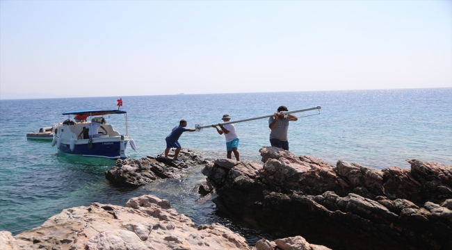 Bodrum'da ada ve koylara Türk bayrağı dikiliyor