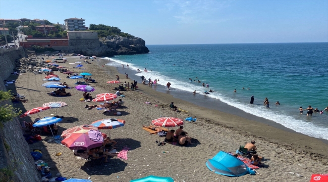 Bolu ve Zonguldak'ta sıcak havadan bunalanlar dere ve sahilleri doldurdu
