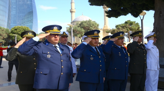 Büyük Zafer'in 101. yıl dönümü dolayısıyla Bakü Türk Şehitliği'nde tören düzenledi