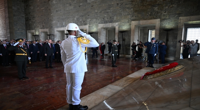 Cumhurbaşkanı Erdoğan başkanlığındaki devlet erkanı, Anıtkabir'i ziyaret etti