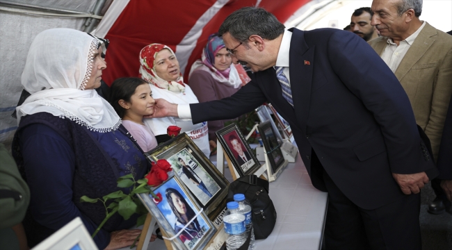 Cumhurbaşkanı Yardımcısı Yılmaz, Diyarbakır annelerini ziyaret etti