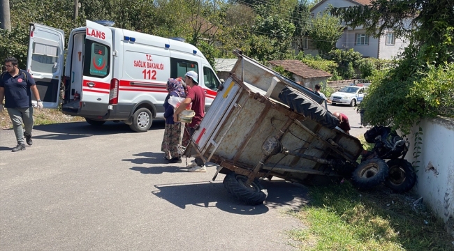 Düzce'de bahçe duvarına çarpan tarım aracındaki 4 kişi yaralandı