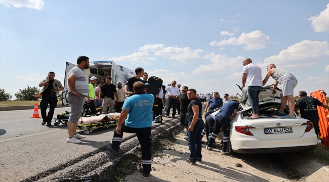 Edirne'deki trafik kazasında 1 polis yaşamını yitirdi, 2'si polis 5 kişi yaralandı