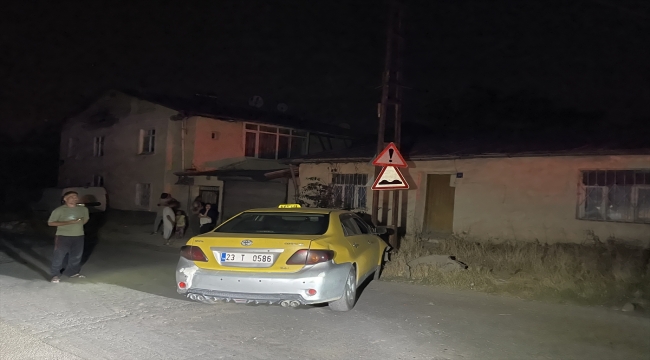 Elazığ'da ticari taksi önce yayaya ardından direğe çarptı 2 kişi yaralandı