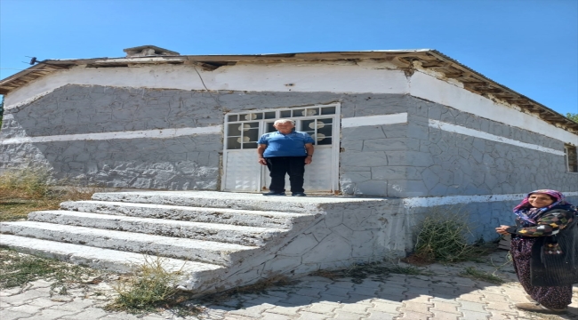 Emekli öğretmen 54 yıl sonra Hakkari'deki öğrencileriyle buluştu 