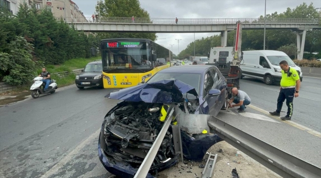 Esenler'de bariyerlere saplanan otomobilin sürücüsü diş hekimi hafif yaralandı