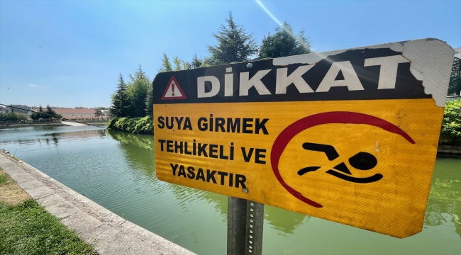 Eskişehir'de çocuklar yüzmenin tehlikeli ve yasak olduğu Porsuk Çayı'na giriyor