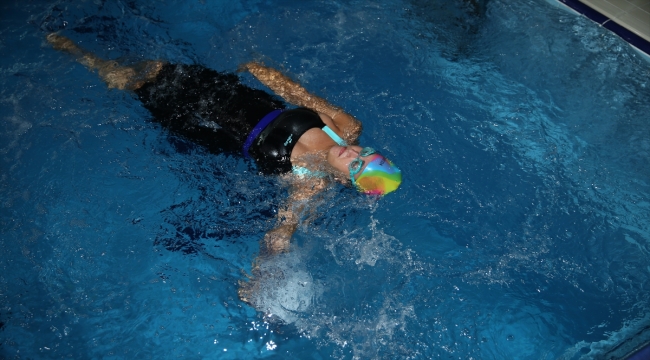 Görme engelli Zeynep öğretmen yüzmede milli takımı hedefliyor