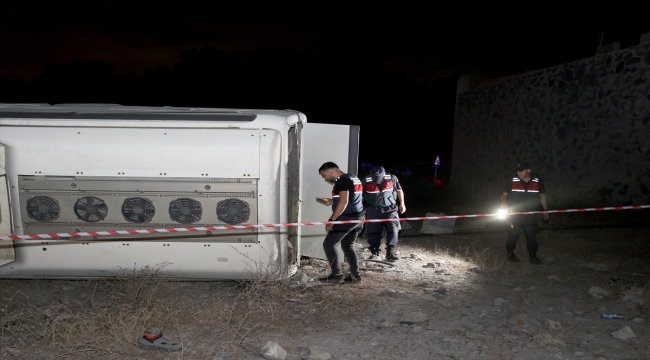 Kemerburgaz'da servis otobüsü köprüden düştü, 27 işçi yaralandı