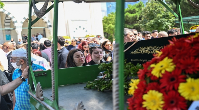 Hastanedeki odasında hayatını kaybeden Prof. Dr. Gökçen Orhan İstanbul'da toprağa verildi