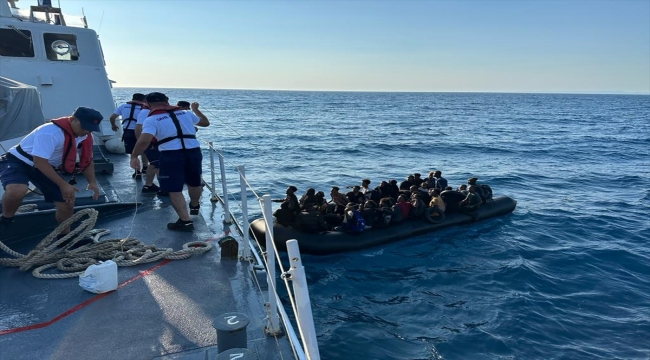 İzmir açıklarında geri itilen 41 düzensiz göçmen kurtarıldı