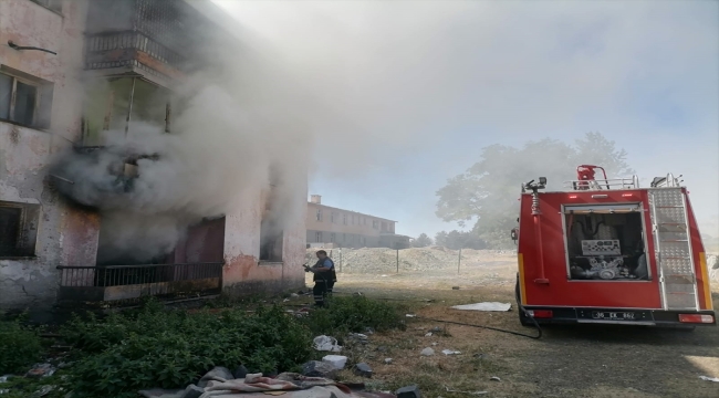 Kars'ta çıkan yangında evlerinde mahsur kalan anne ile 2 çocuğu kurtarıldı