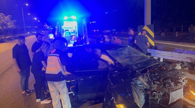 Kocaeli'de bariyerlere çarpan otomobildeki Dilovası Belediye Başkan Yardımcısı Yaşar yaralandı
