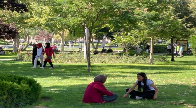 Konya'da aşırı sıcaktan bunalanlar park ve bahçelerde serinledi 