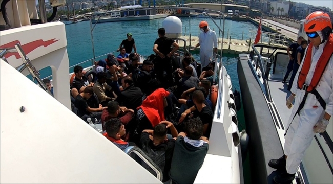 Kuşadası açıklarında geri itilen 40 düzensiz göçmen kurtarıldı