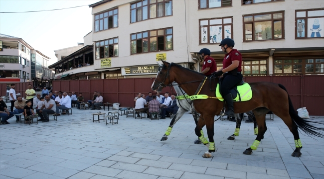 Malazgirt Zaferi kutlamalarına katılacak atlı polisler Bitlis'te devriye görevi yaptı