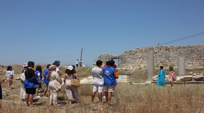 Muğla'da gönüllü gençler antik kentte kitap okudu, tiyatro sergiledi 