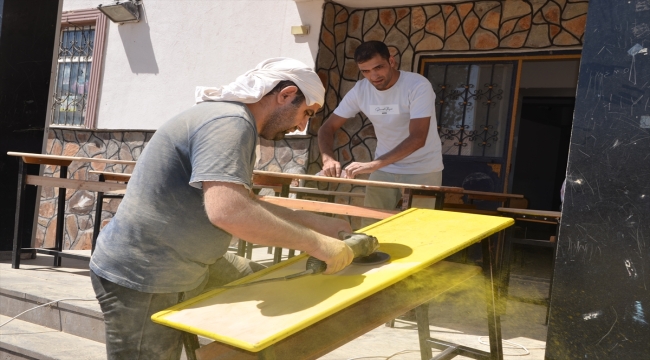 Muş'ta öğretmenler, okulda yıpranmış sıra ve masaları onardı