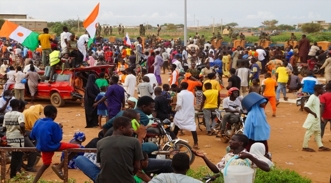 Nijer'de darbe destekçileri Fransız üssüne yürüdü