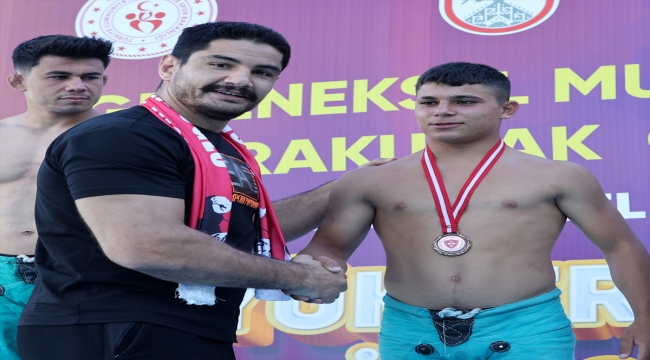 Olimpiyat şampiyonu milli güreşçi Taha Akgül'den gençlere karakucak tavsiyesi: