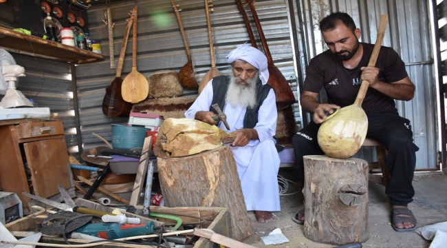 PKK nedeniyle evine dönemeyen Iraklı Yezidi, bağlama üreterek zorlu kamp hayatına tutunuyor