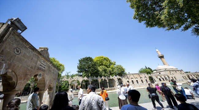 Şanlıurfa'daki tarihi Balıklıgöl, binlerce turisti ağırlıyor