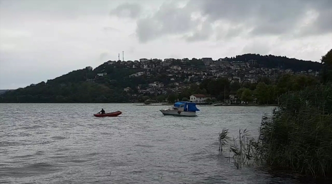 Sapanca Gölü'nde rüzgarda sürüklenen teknedeki 3 kişi kurtarıldı