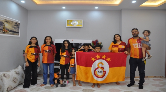 Sarı kırmızı boyalı evde yaşayan taraftar, Galatasaray sevgisini çocuklarına da aşılıyor