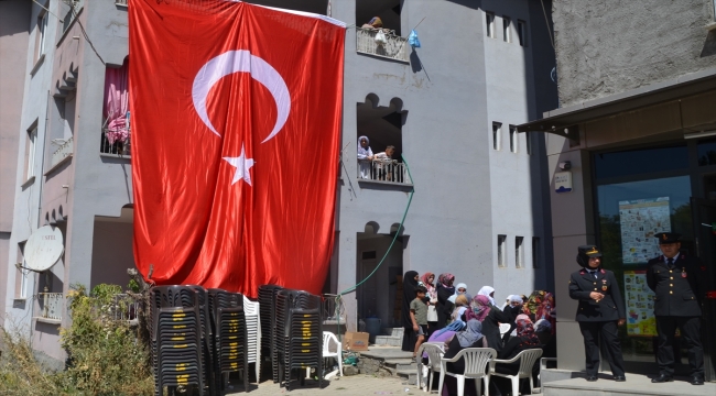 Şehit Piyade Sözleşmeli Er Selçuk'un Muş'taki ailesine şehadet haberi verildi