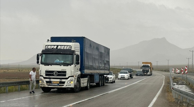 Sel nedeniyle Türkiye-İran kara yolu ulaşıma kapandı