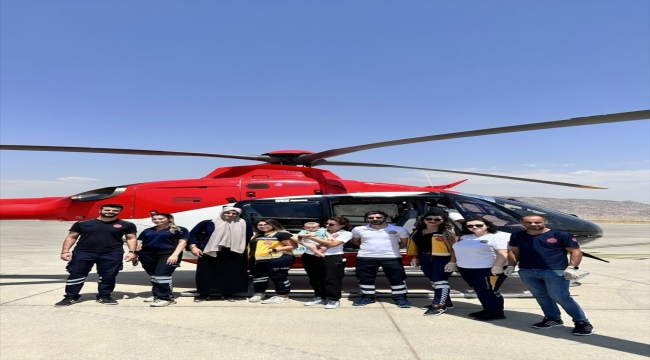 Şırnak'ta boğazına çengelli iğne kaçan bebek, ambulans helikopterle Şanlıurfa'ya sevk edildi