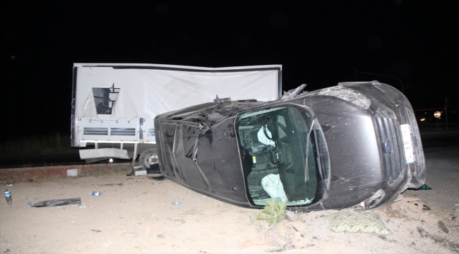 Sivas'ta kamyon ile hafif ticari aracın çarpışması sonucu 4 kişi yaralandı