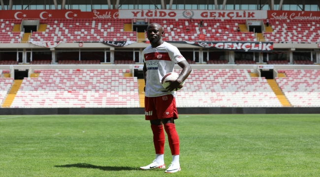 Sivasspor, Gambiyalı sol kanat oyuncusu Modou Barrow'u transfer etti