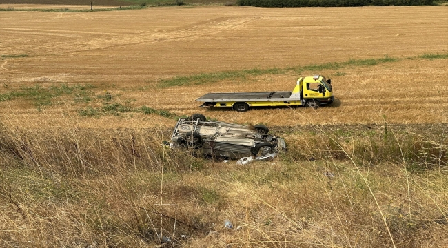 Tekirdağ'da devrilen araçtaki çocuk öldü, annesi ve babası yaralandı