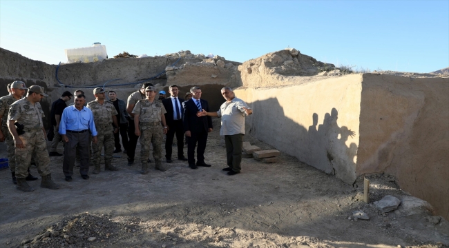 Van Valisi Balcı, Ayanis Kalesi'ndeki kazı çalışmalarını inceledi