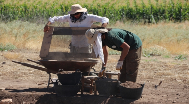 Yerleşik yaşamın izlerini barındıran Çayönü Höyüğünde 5 sandık mezar daha bulundu