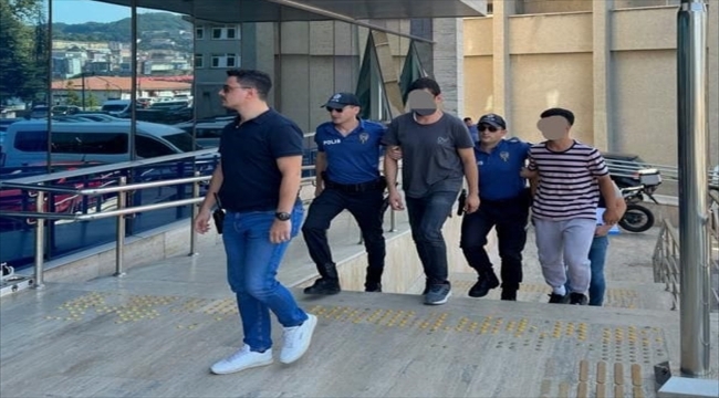 Zonguldak'ta banka görevlisi olarak tanıttıkları kişiyi dolandıran 2 şüpheli tutuklandı
