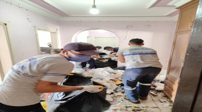 Adana'da bir evden yaklaşık 20 ton çöp çıktı