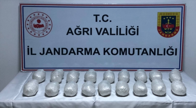 Ağrı'da düzensiz göçmenlerin sırt çantalarında 20 kilo 350 gram uyuşturucu ele geçirildi