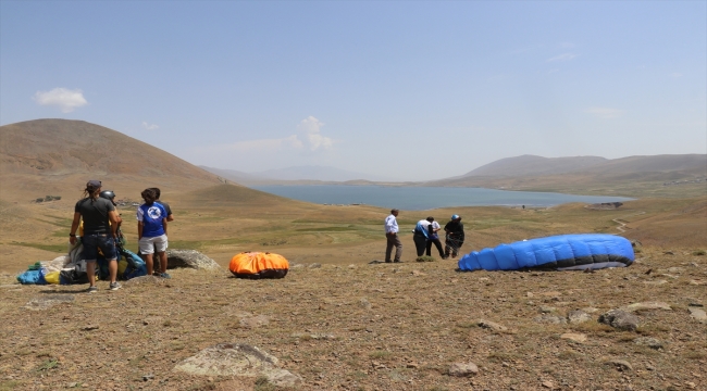 Ağrı'daki Balık Gölü ve çevresi yamaç paraşütü tutkunlarını ağırladı