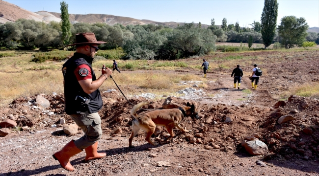 Aksaray'daki selde kaybolan bebek için arama kurtarma çalışmalarına köpekler de dahil edildi