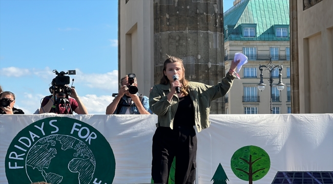 Almanya'da iklim değişikliğiyle daha fazla mücadele edilmesi için gösteri düzenlendi