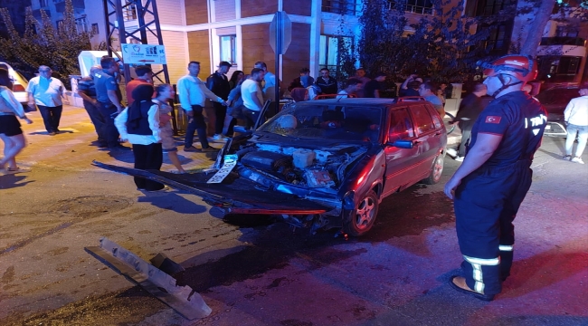 Amasya'da iki otomobilin çarpıştığı kazada 4 kişi yaralandı