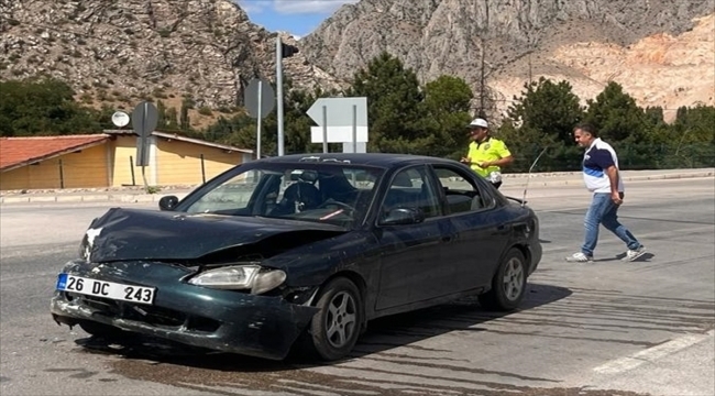 Amasya'da iki otomobilin çarpıştığı kazada 5 kişi yaralandı