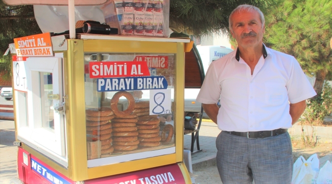 Amasya'da simitçi "Simidini al, paranı bırak" notuyla ürünlerini satışa sunuyor