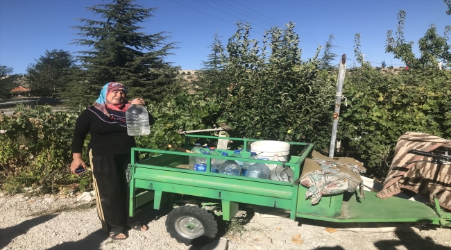 Antalya'da aboneliği olup şebekesi bulunmayan mahalle sakinleri evlerine su gelmesini istiyor