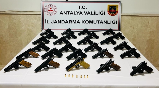 Antalya'da silah ticareti yaptıkları iddiasıyla gözaltına alınan 3 kişi tutuklandı