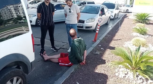 Antalya'da trafikte tartıştığı iki kişiyi bıçakla yaralayan şüpheli gözaltına alındı