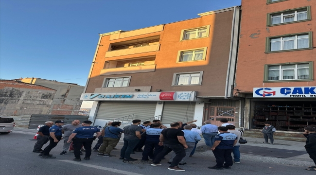 Arnavutköy'de yan tarafındaki inşaat çalışması sırasında kayma meydana gelen 4 katlı bina tahliye edildi