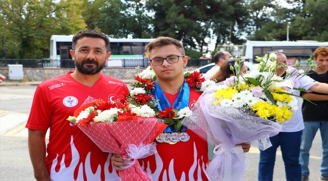 Avrupa şampiyonu down sendromlu milli atlet Emirhan Akçakoca, Tekirdağ'da coşkuyla karşılandı